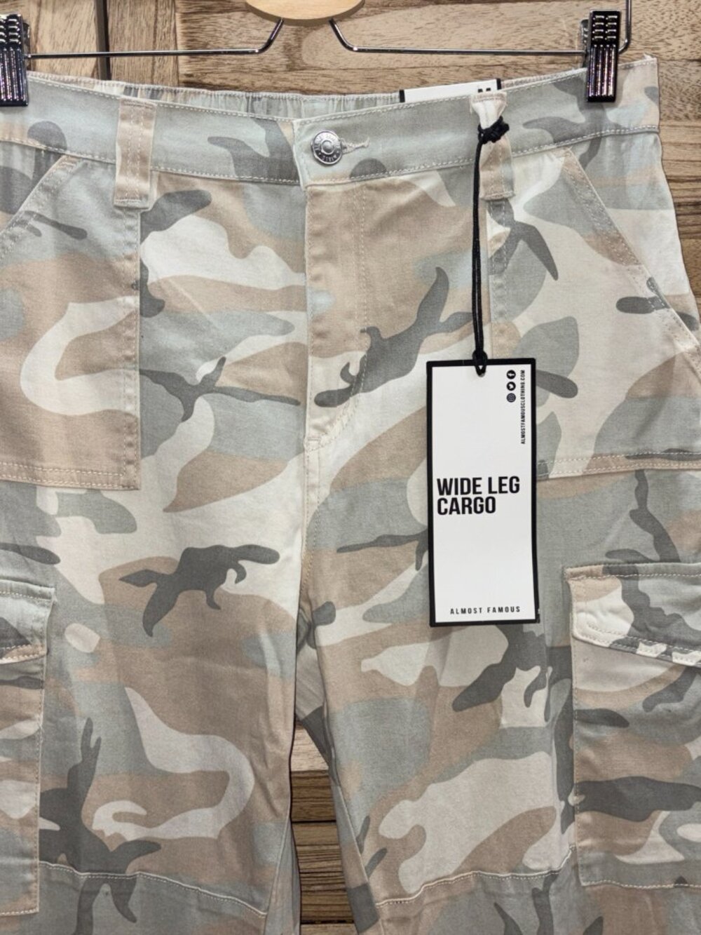 Almost Famous NWT Neutral Camo Wide Leg Cargo Pants Size M - Picture 3 of 6